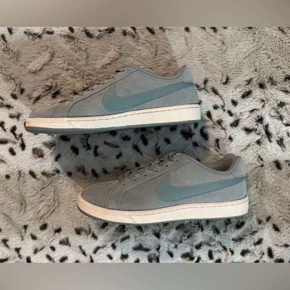 Nike Women’s Court Royale Suede Shoes - Picture 3 of 11